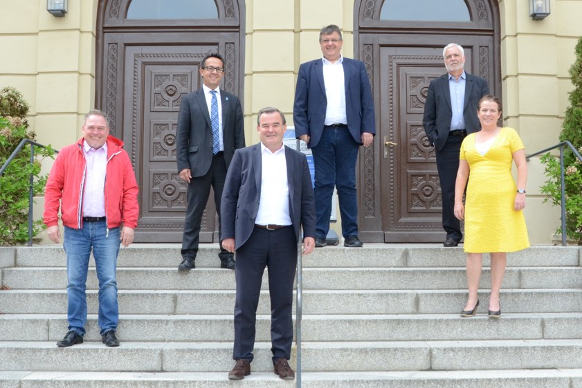 Landrat Albert Gürtner (vorne, Mitte) mit Vertretern der Fraktionen, die zusammen das bunte Bündnis bilden wollen: Markus Käser (SPD, von links), Michael Franken (Bürgerliste), Herbert Nerb (FW), Reinhard Haiplik (ÖDP), Kerstin Schnapp (Grüne). Foto: Zell