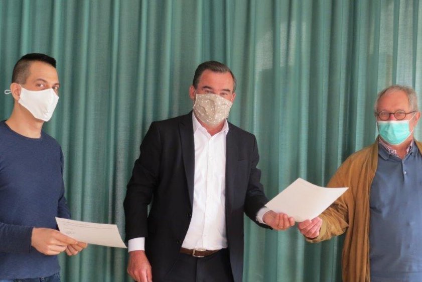 Landrat Albert Gürtner (Mitte) ernannte Stefan Skoruppa (links) zum Versorgungsarzt und bedankte sich bei Anton Wiedemann (rechts) für die geleistete Arbeit. Foto: Landratsamt