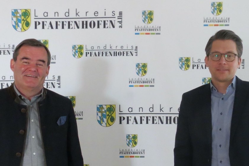 Landrat Albert Gürtner (links) mit dem neuen Leiter der Bauabteilung, Michael Beckmann. Foto: Wohlsperger