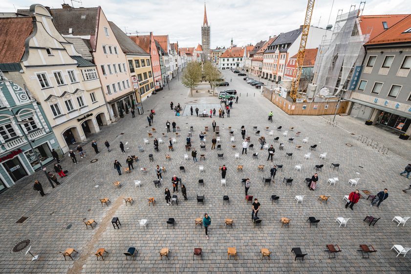 Bilder von der "Leere Stühle"-Aktion, die Anfang des Monats auf dem Pfaffenhofener Hauptplatz stattfand. Fotos: Lukas Sammetinger