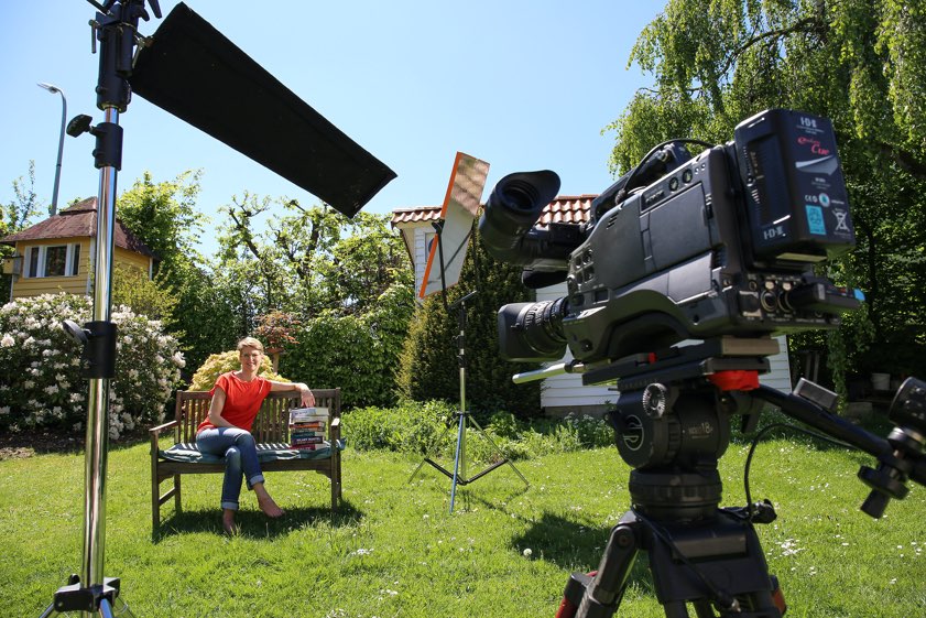 Dreharbeiten mit Dorle Kopetzky in ihrem Garten. Foto: Schaipp