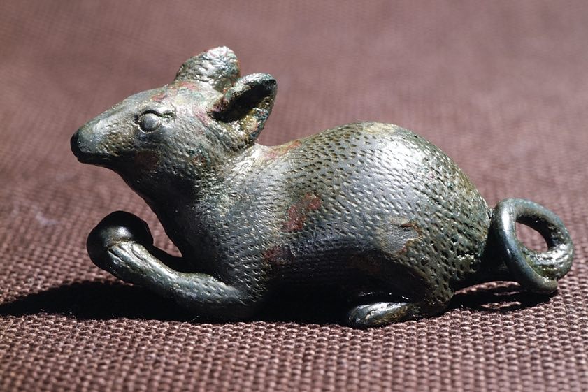Knabbernde Maus aus dem römischen Kastell von Oberstimm. Foto: Archäologische Staatssammlung München, Manfred Eberlein