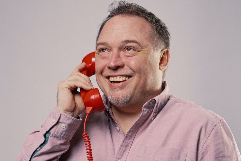 Markus Käser greift fürs Foto zum roten Telefon. Tatsächlich ist der SPD-Mann eher selten am Festnetz erreichbar. Foto: Sammetinger