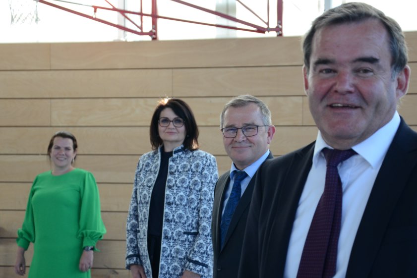Landrat Albert Gürtner (von rechts) mit seinen heute gewählten Stellvertretern: Karl Huber, Elke Drack und Kerstin Schnapp. Fotos: Zell