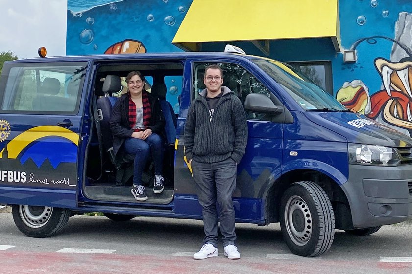 Lena Hauser und Andreas Dietrich vom "Atlantis"-Team sind mit dem Rufbus unterwegs.