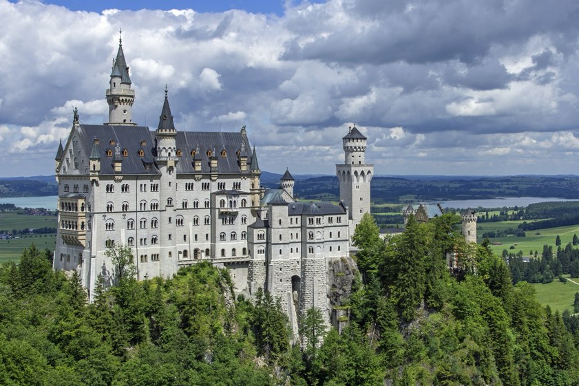Die Objekte der Schlösserverwaltung sollen grundsätzlich ab dem 30. Mai wieder ihre Pforten öffnen. Die besucherstarken Objekte wie insbesondere die Schlösser Neuschwanstein und Linderhof sowie die Residenzen in München und Würzburg stehen ab 2. Juni wieder für Besucher offen.
