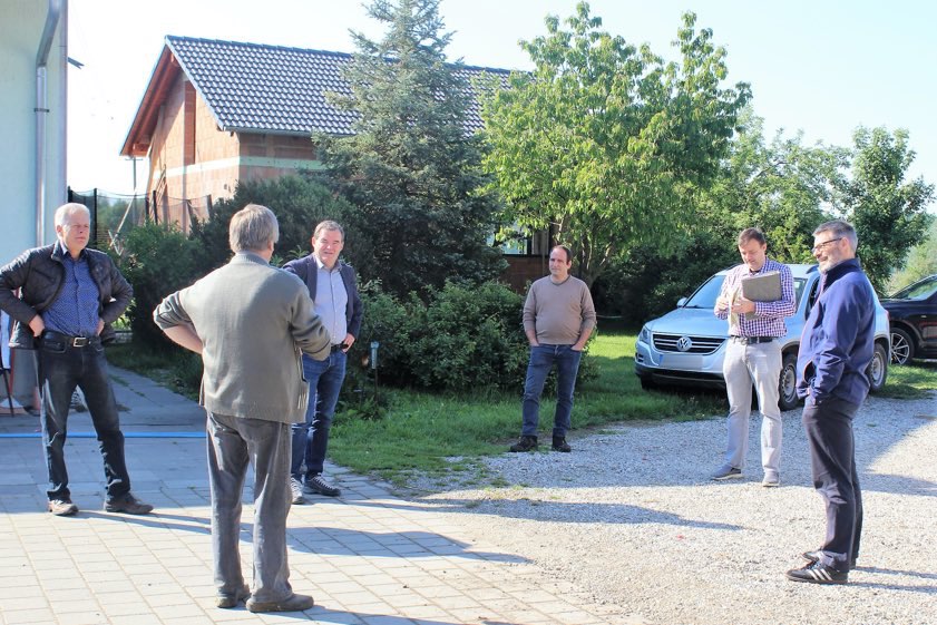 Landrat Albert Gürtner (Dritter von links) war auf Einladung des Hohenwarter Bürgermeisters Jürgen Haindl (rechts) gekommen, um sich Biber-Schäden anzusehen.