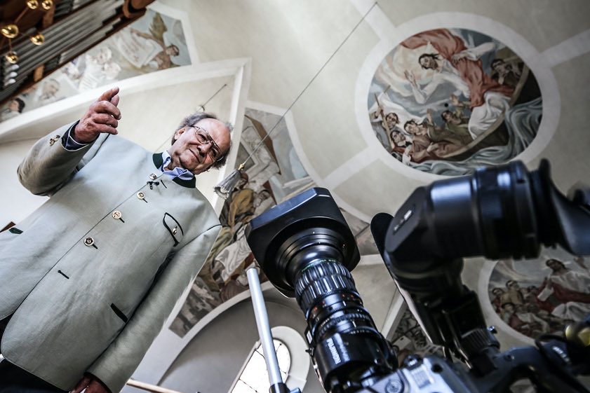Altbürgermeister Hans Prechter bei den Dreharbeiten zur Pfaffenhofener Spitalkirche.