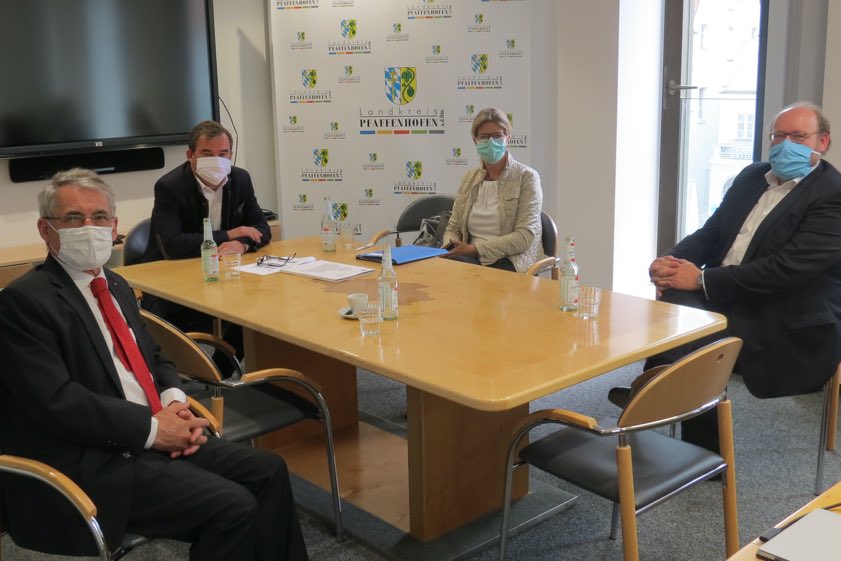 IHK-Regional-Ausschuss-Vorsitzender Eduard Kastner (von links), Landrat Albert Gürtner, Elke Christian (Leiterin der IHK-Geschäftsstelle Ingolstadt) und Unternehmer Sebastian Hipp, der stellvertretende Vorsitzende des IHK-Regional-Ausschusses.