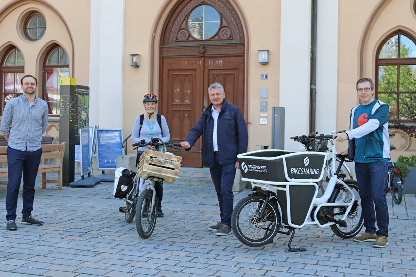 E-Bike Übergabe am Rathaus: Simon Plass (von links, Projektleiter bei den Stadtwerken), Testerin Christine Köhler, Dritter Bürgermeister Peter Heinzlmair und Tester Thomas Mayerhofer.