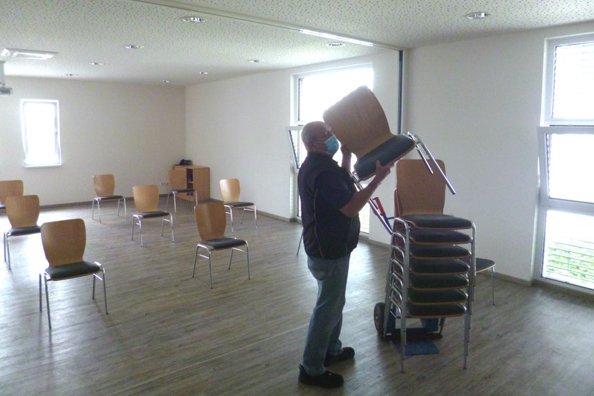 Nur Stühle, keine Tische: Die Teilnehmer der Erste-Hilfe-Ausbildung werden sich umstellen müssen. Das Foto zeigt Hausmeister Karl Neumeier bei der Bestuhlung des Lehrsaals in der BRK-Geschäftsstelle in Pfaffenhofen.