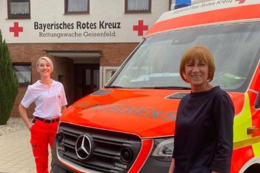 Maria Höckmayr (links) und Rettungsdienst-Leiterin Anita Blank-Burghard.