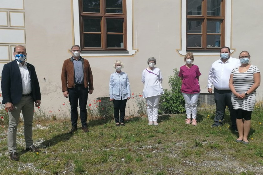 Von links: Bürgermeister Paul Weber, BRK-Kreisgeschäftsführer Herbert Werner, die scheidende Sozialstation-Leiterin Hanni Maier, Mitarbeiterin Ida Lukjanenko, die stellvertretende Sozialstation-Leiterin Angelika Heinrich-Fikentscher, Bereichsleiter Sebastian Seitz sowie Lissi Meinel, die künftige Leiterin der Sozialstation.