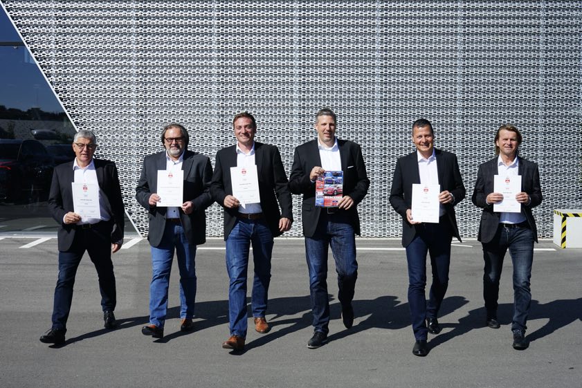 Von links: Thomas Maucher (Audi-Verlaufsleiter), Lothar Lutz (Gebrauchtwagen-Verkaufsleiter), Christian Schneider (VW-Verkaufsleiter am Standort Pfaffenhofen), Michael Stiglmayr (Geschäftsführer der Stiglmayr-Gruppe), Rolf Ertl (Vertriebsleiter), Peter Brand (Verkaufsleiter am Standort Schrobenhausen). Fotos: Staud