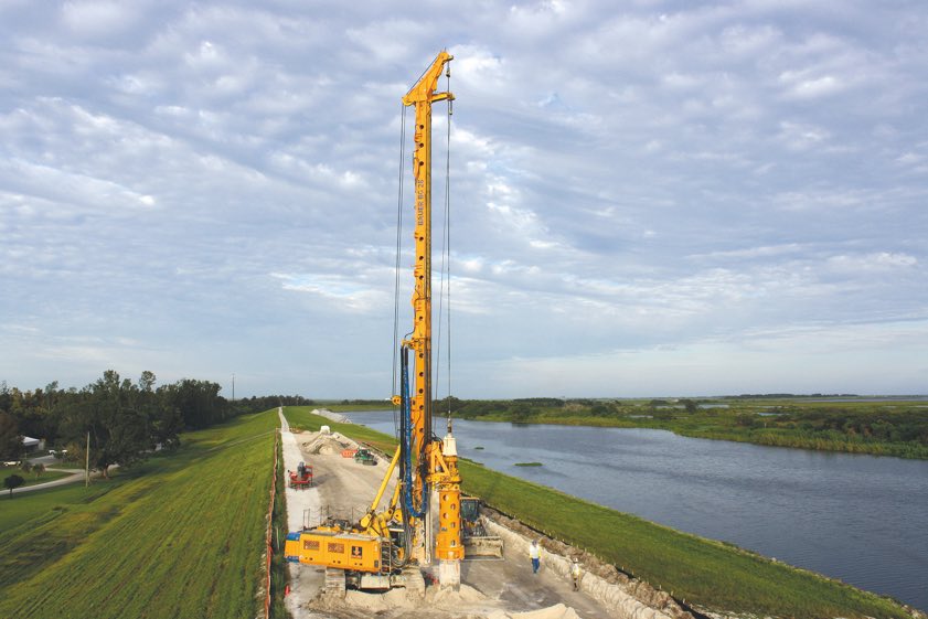 Der Lake Okeechobee ist mit einer Ausdehnung von 56 Kilometern Länge und 48 Kilometern Breite der größte Süßwassersee im US-Bundesstaat Florida. Um ihn herum verläuft der 225 Kilometer lange Herbert-Hoover-Deich. Zur Instandsetzung eines Teilabschnitts des Deichs wurde Bauer mit der Herstellung einer rund 13,5 Kilometer langen Dichtwand beauftragt. Foto: Bauer AG