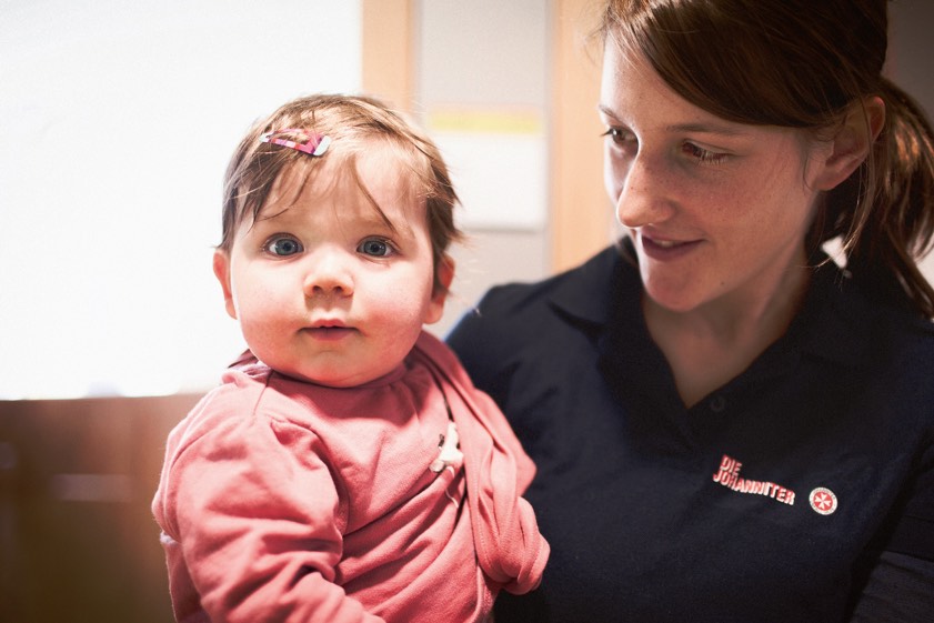 Wer in der Kindertagespflege aktiv sein möchte, muss umfangreiche Qualifikationen nachweisen. Die Johanniter bilden aus und unterstützen. Foto: Johanniter-Unfall-Hilfe e.V.