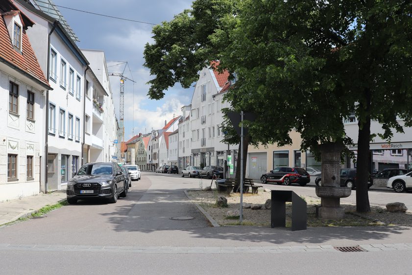 Kreuzungs-Bereich Auenstraße und Scheyerer Straße.