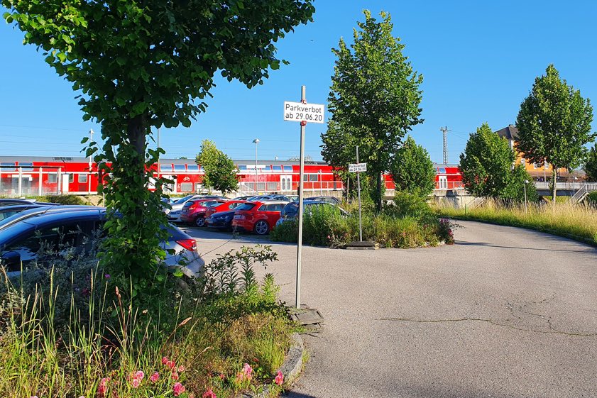 Am Pendler-Parkplatz auf der Ostseite des Bahnhofs fallen ab Montag wegen Bauarbeiten etliche Stellplätze weg.