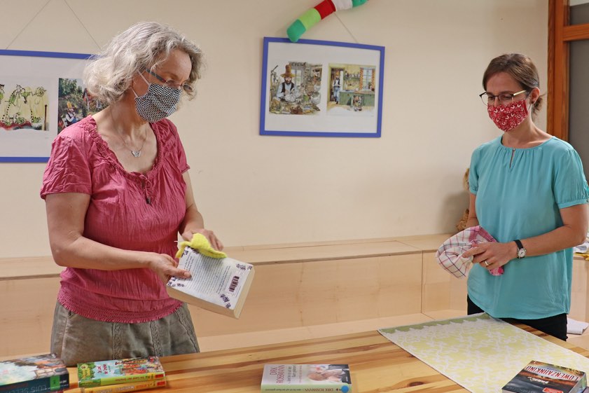 Daniela Kneidl, die Leiterin der Stadtbücherei, und Mitarbeiterin Elisabeth Brendel.