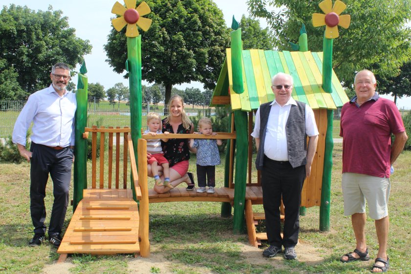 Bürgermeister Jürgen Haindl (von links), Verena Felber, Pfarrer Reinhold Gumbiller und Herbert Neukäufer.