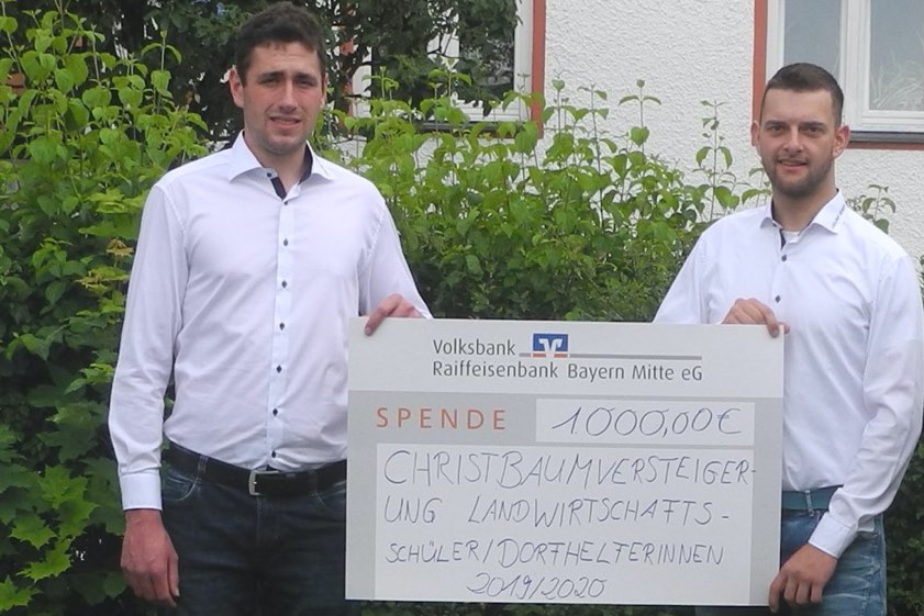 Johannes Reitberger und Johannes Bemmerl mit dem symbolischen Spenden-Scheck. Foto: AELF Pfaffenhofen, Heindl.