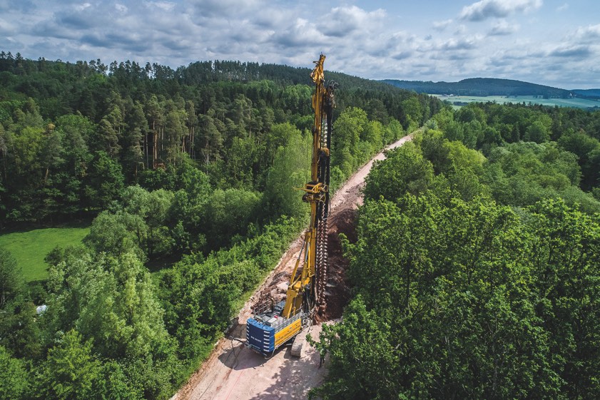 Während einer Vollsperrung der Bahnstrecke sanierte die Bauer-Spezialtiefbau-GmbH in der Nähe von Vilseck insgesamt drei Bahndämme. Foto: Bauer AG