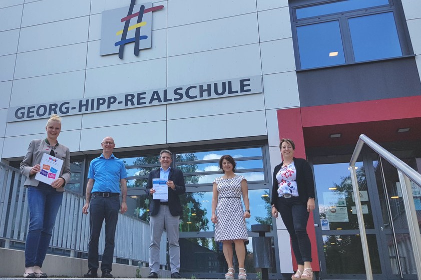 Von links: Sophia Sigl von Hipp, Realschul-Rektor Reno Wohlschläger, Josef Hönig von Hipp sowie Petra Kring und Yvonne Schalk von der Georg-Hipp-Realschule in Pfaffenhofen. Foto: IHK