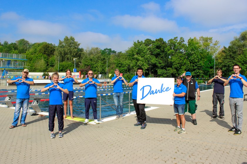 Das Freibad-Team bedankt sich mit diesem Foto: Tolga Ucak (von links, Fachangestellter für Bäderbetriebe), Katharina Duchow (Auszubildende), Caroline Heimpel (Rettungsschwimmerin), Arben Arifi (Rettungsschwimmer), Stefan Eisenmann (Geschäftsführer), Thomas Roth (Betriebsleiter und Meister für Bäderbetriebe), Birgit Kellerer (stellvertrettende Betriebsleiterin und Meisterin für Bäderbetriebe), Wolfgang Peter (Techniker), Stefan Berthold (Gärtner), Benno Brandstetter (Rettungsschwimmer).