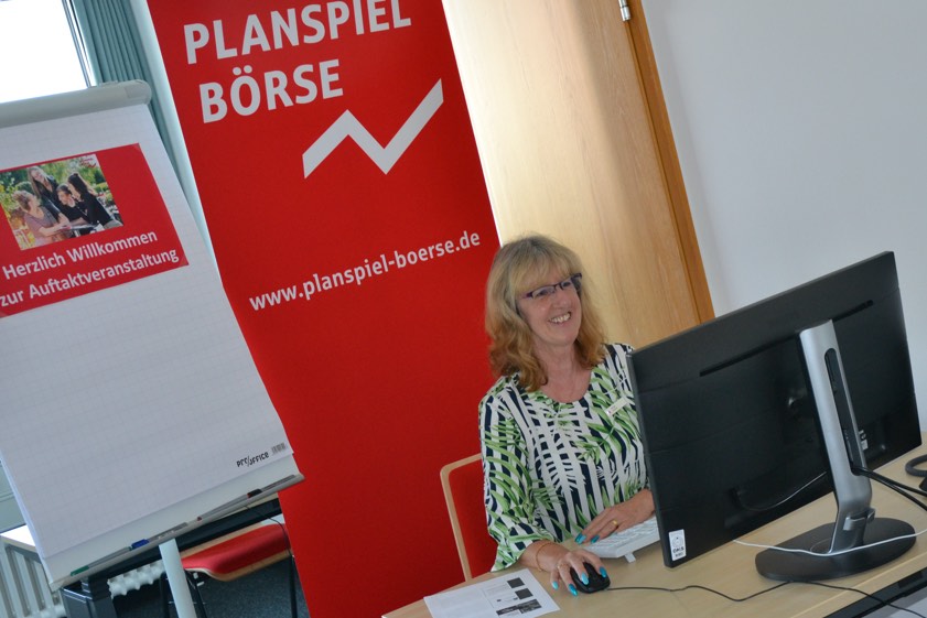 Birgit Distler, die Marketing-Leiterin der Pfaffenhofener Sparkasse, bei der Online-Konferenz im Vorfeld des diesjährigen Börsenspiels.