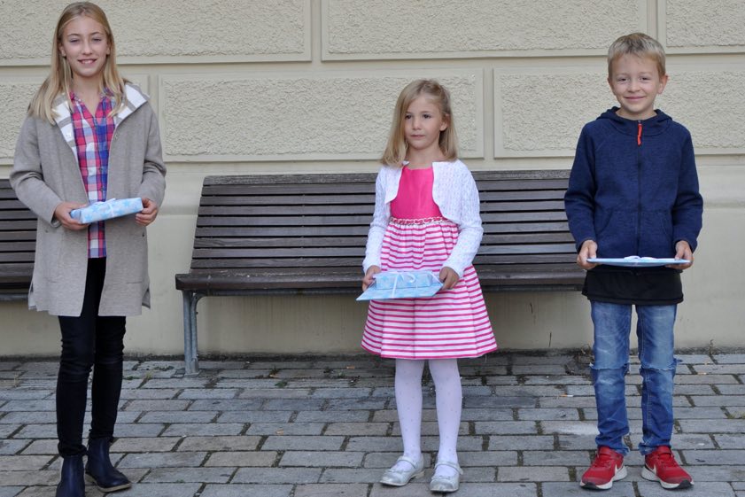 Helena Neufeld (von links), Fenja Erne und Adrian Rack. Foto: Leisten, Stadtbücherei