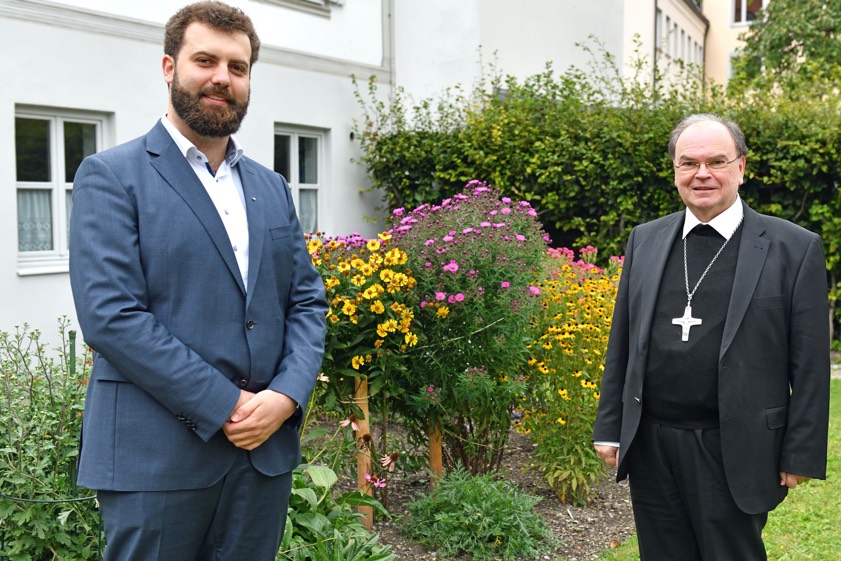 Max Markmiller (links) mit Bischof Bertram Meier. Foto: Nicolas Schnall, pba