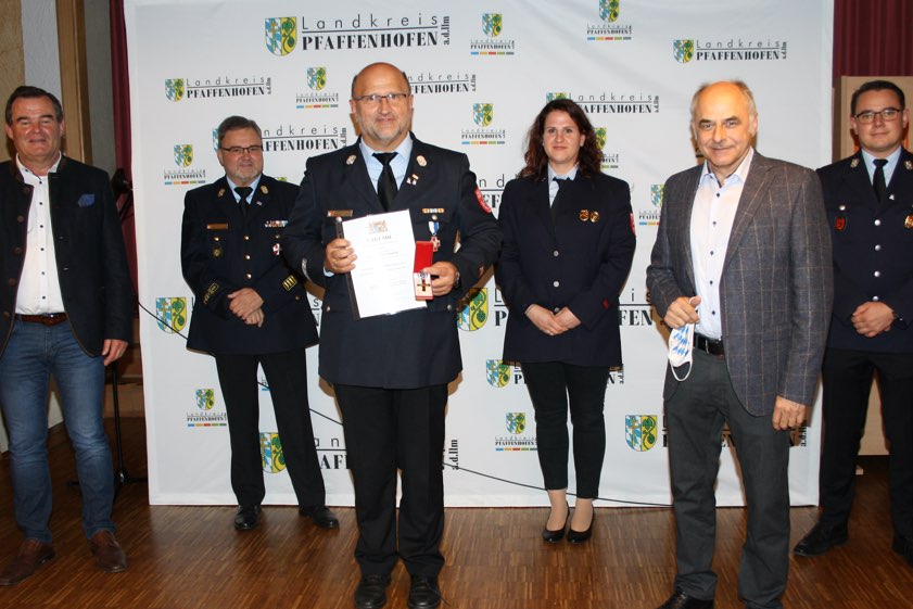 Kreisbrandmeister Franz-Xaver Schmidl (vorne Mitte) wurde für 40 Jahre aktiven Feuerwehrdienst bei der Feuerwehr Ernsgaden und bei der Kreisbrandinspektion geehrt. Es gratulierten: Landrat Albert Gürtner (von links) Kreisbrandrat Armin Wiesbeck, Heide Schönfelder (Vorsitzende der Feuerwehr Ernsgaden), Ernsgadens Bürgermeister Hubert Attenberger und Lutz Schönfelder, der Kommandant der Feuerwehr von Ernsgaden. Fotos: Spratter.