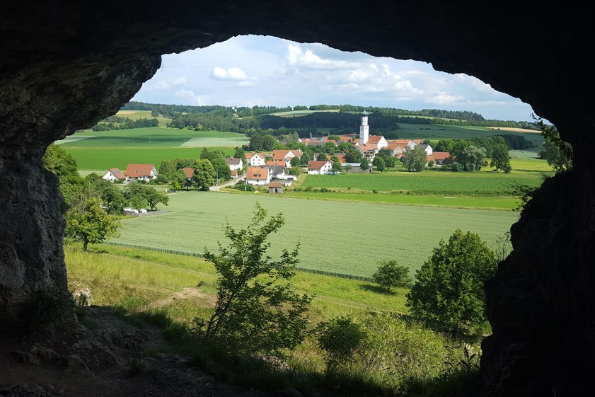 Blick von den Mauerner Höhlen auf die Wallfahrtskirche Mariä Himmelfahrt. Foto: Heßlinger