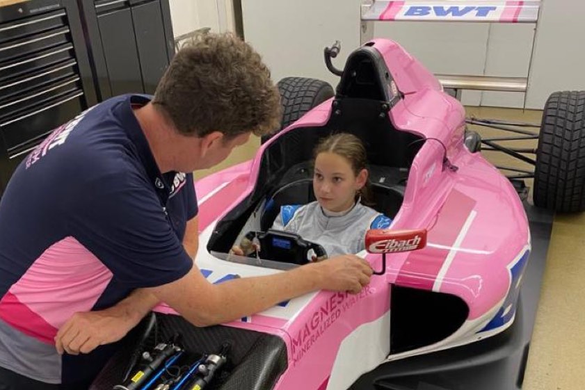 Lilly Zug träumt von der Formel-1. Hier sitzt sie in einem Formel-4-Wagen. Fotos: Zug-Sports