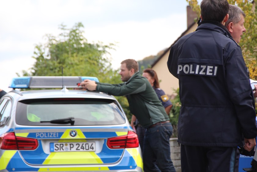 Polizeiliche Maßnahmen nach der Schussabgabe. Fotos: vifogra