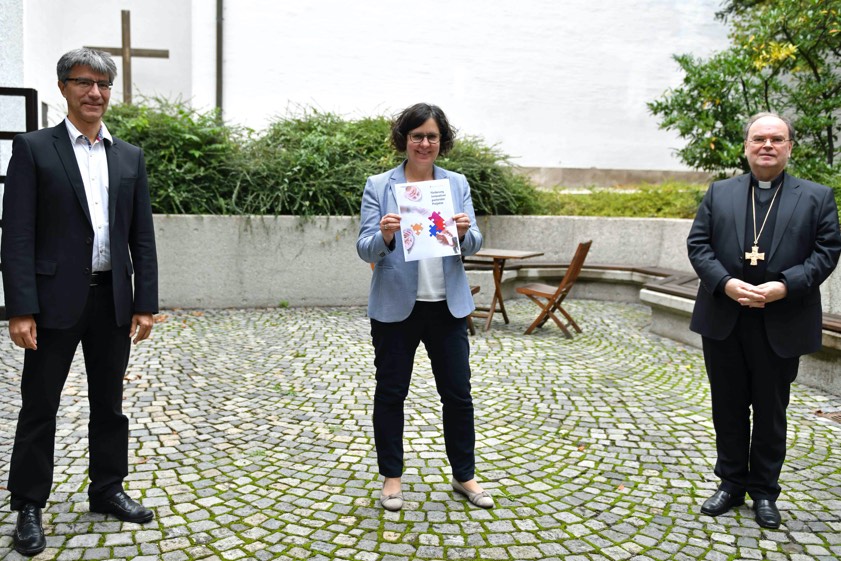 Bei der Vorstellung des Innovations-Fonds im Haus St. Ulrich: Thomas Wienhardt (von links), Angelika Maucher und Bischof Bertram Meier. Foto: Nicolas Schnall / pba