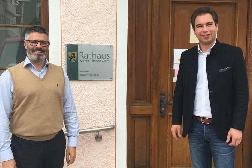Der Hohenwarter Bürgermeister Jürgen Haindl (links) bekam Besuch vom Landtags-Abgeordneten Matthias Enghuber (CSU).