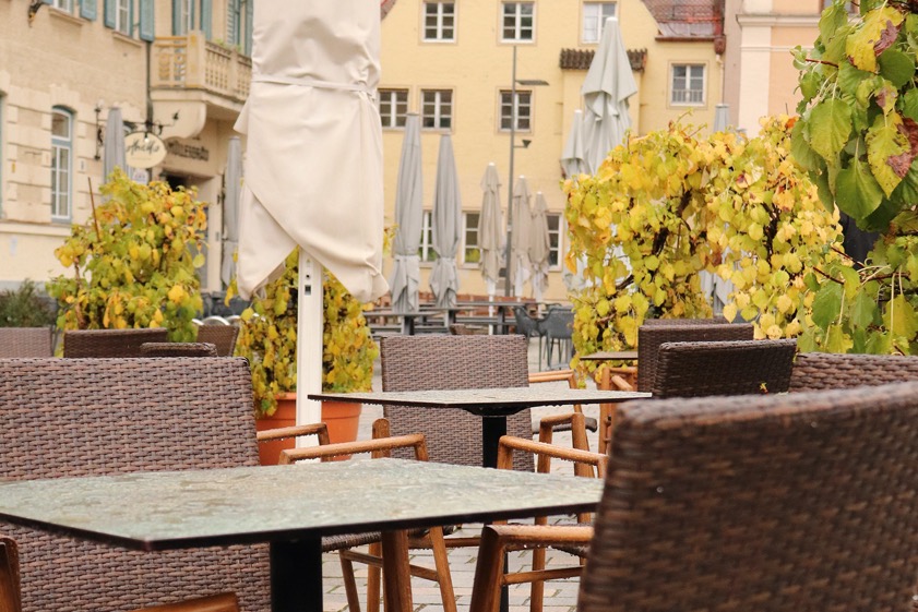 Außen-Gastronomie auf dem Hauptplatz von Pfaffenhofen.