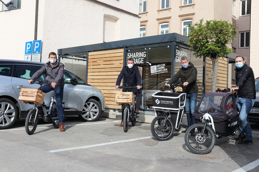 Bei der Eröffnung der neuen Sharing-Garage hinterm Rathaus: Mobilitäts-Referent Andreas Kufer (von links), Bürgermeister Thomas Herker, Stadtwerke-Chef Stefan Eisenmann und Simon Plass, der zuständige Projekt-Leiter beim Kommunal-Unternehmen.