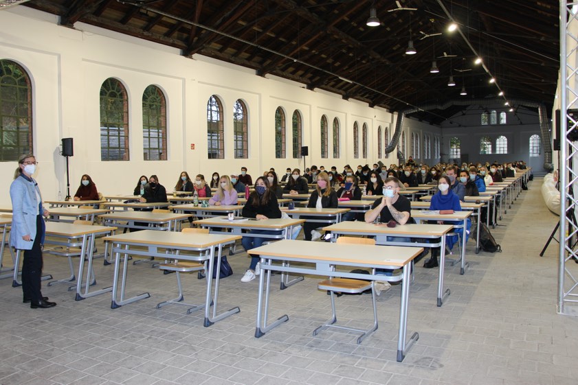 Studierende der THI bei einer Vorlesung in der Exerzierhalle im Klenzepark. Quelle: THI
