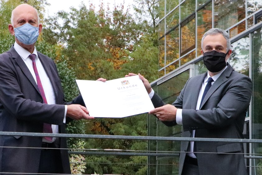 THI-Präsident Professor Walter Schober (links) bei der Übergabe der Ernennungs-Urkunde an Holger Hoppe. Foto: THI