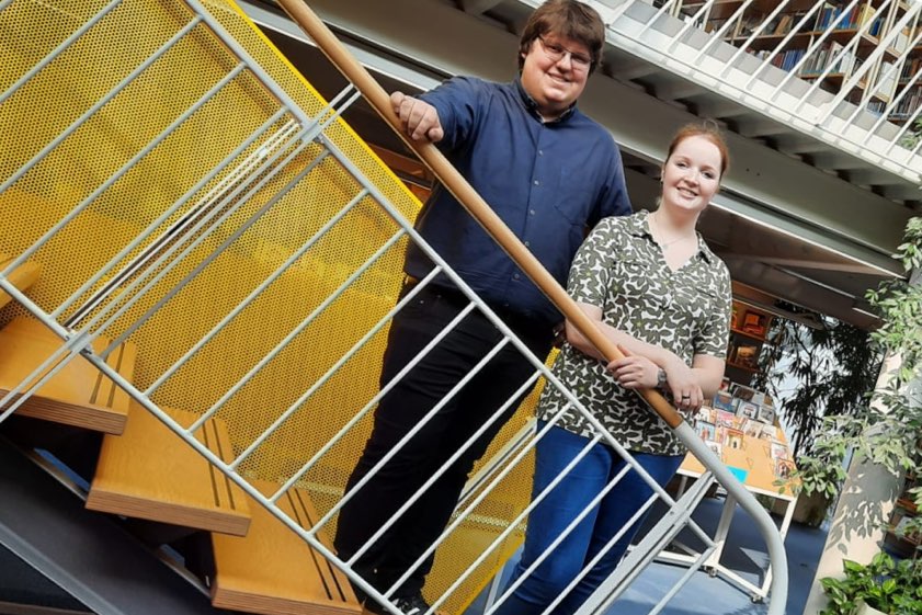 Bücherei-Leiter Markus Plöckl und Eileen Kohnle, Fachkraft für Medien und Informationsdienste. Foto: Landratsamt