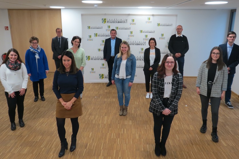 Die erfolgreichen Nachwuchskräfte mit Landrat Albert Gürtner (hinten Mitte), Abteilungsleiter Walter Reisinger (hintere Reihe, links), Personal-Leiterin Alice Köstler-Hösl (zweite Reihe von hinten, links) und Ausbildungs-Leiterin Melanie Frank (zweite Reihe von hinten, Zweite von rechts). Foto: Wohlsperger