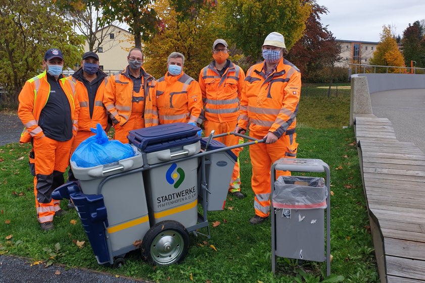 Rexhep Limani (von links), Orhan Yaylakci, Manfred Erhardt, Hisen Islami, Hermann Körle und Helmut Schuster vom Pfaffenhofener Stadtservice mit dem neuen Handmüllwagen.