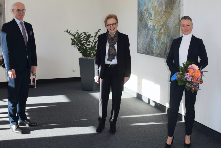 Regierungs-Präsidentin Maria Els (Mitte) mit dem ehemaligen Regierungs-Vizepräsidenten Walter Jonas und dessen Nachfolgerin Sabine Kahle-Sander.