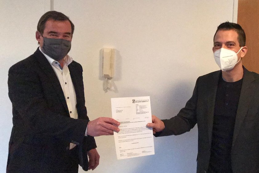 Landrat Albert Gürtner (links) und der Allgemein-Mediziner Dr. Stefan Skoruppa. Foto: Degen