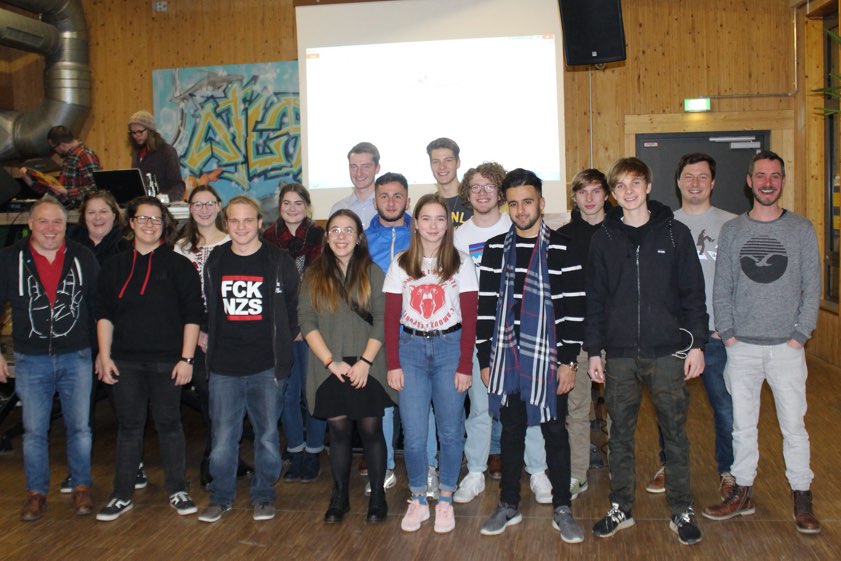 Das aktuelle Jugend-Parlament mit Vertretern aus Stadtverwaltung und Stadtrat.