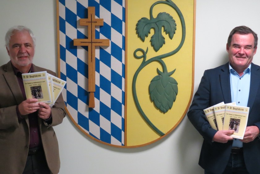 Reinhard Haiplik (links) und Landrat Albert Gürtner bei der Vorstellung der neuen "Hopfakirm". Foto: Rottler