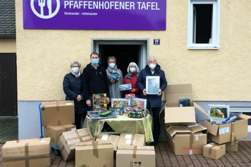 Anne Bienlein von der Pfaffenhofener "Tafel" sowie Heidi Lempp und Hans Kern vom Förderverein der Pfaffenhofener "Tafel" nahmen die von Maria Daubmeier und Peter Daubmeier angelieferten Geschenke vor dem "Tafel"-Haus in Empfang und gaben sie zur Verteilung an die "Tafel"-Helfer weiter.