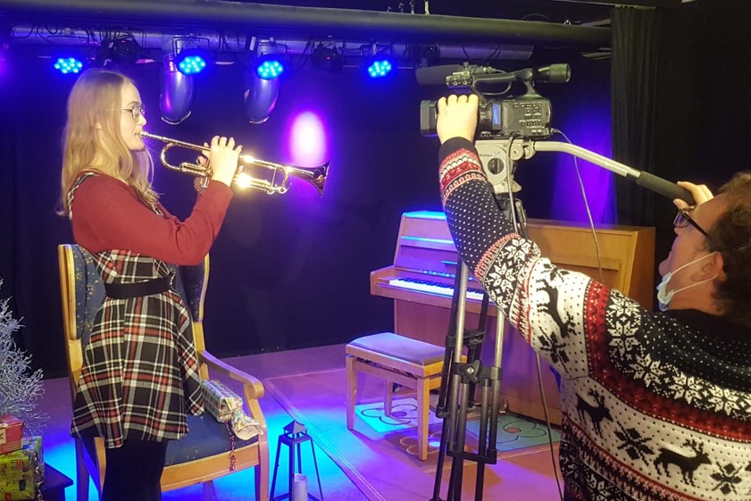 Auf der derzeit verwaisten, inzwischen aber zum kleinen Film- und Tonstudio umgebauten Intakt-Musikbühne nehmen Schülerinnen und Schüler derzeit ihre Beiträge für einen klingenden Advents-Kalender auf – so auch Trompeterin Theresa. An der Kamera: Musikschul-Leiter Michael Herrmann.